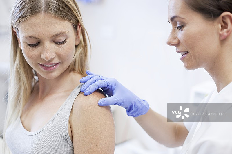 女医生检查痣图片素材