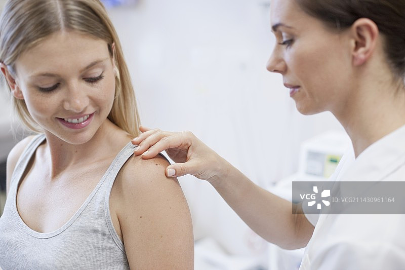 女医生检查痣图片素材