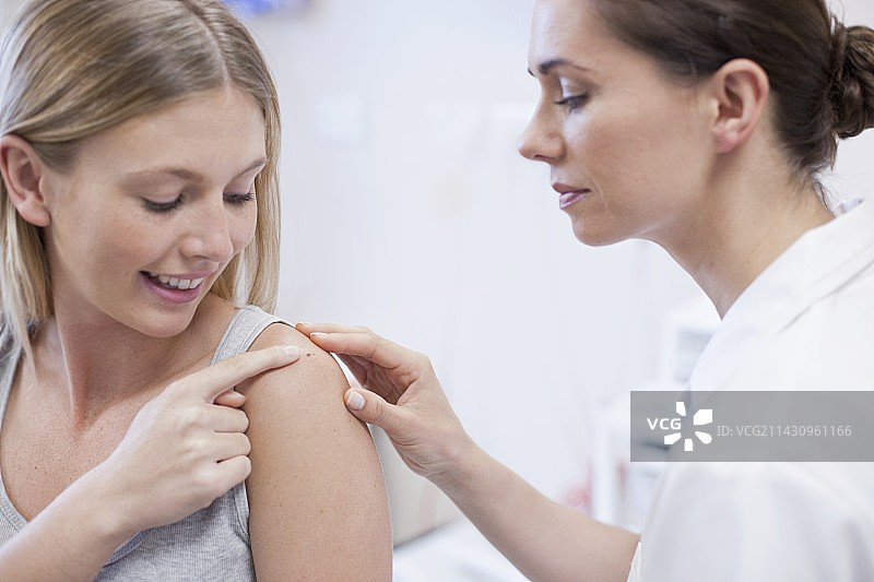 女医生检查痣图片素材