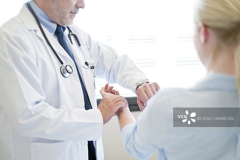男医生为病人量脉搏图片素材