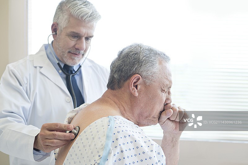 男医生检查穿病号服的病人图片素材