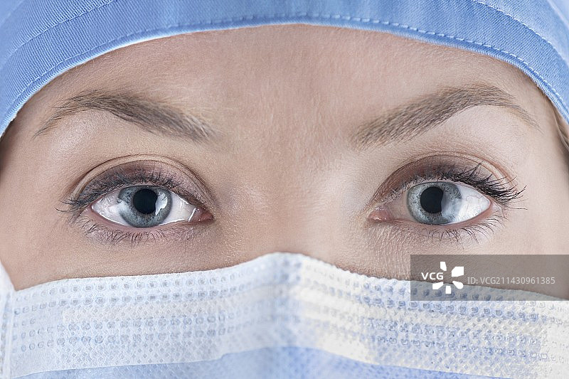 戴着外科口罩的女外科医生图片素材