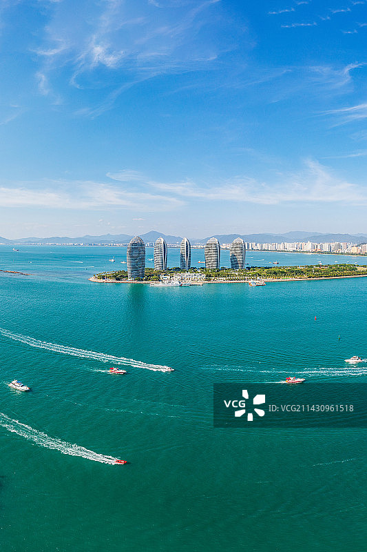 海南岛三亚市天涯区三亚湾地标建筑凤凰岛 全景航拍图片素材