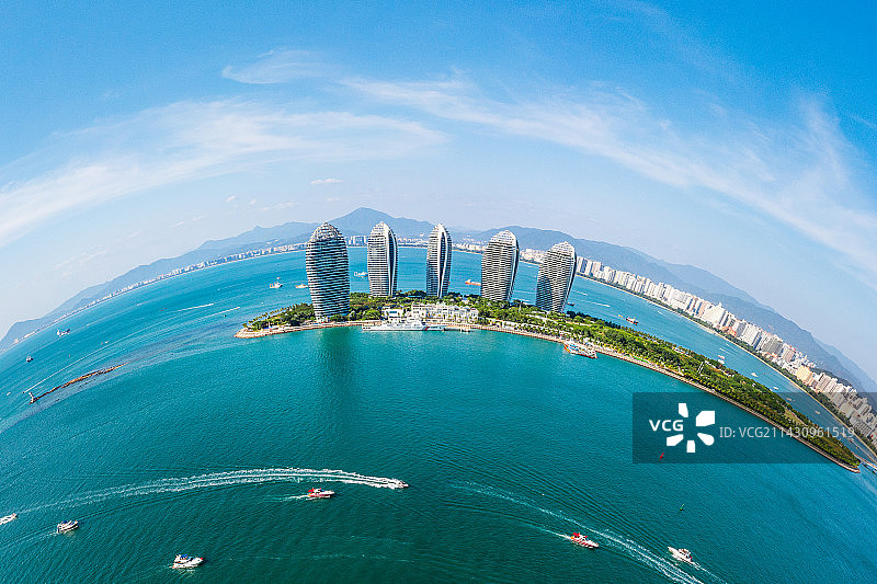 海南岛三亚市天涯区三亚湾地标建筑凤凰岛 全景航拍图片素材