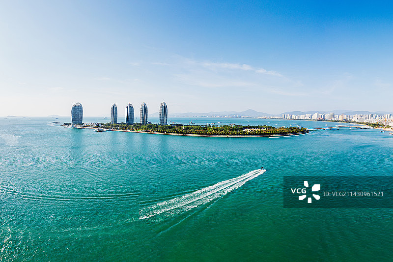 海南岛三亚市天涯区三亚湾地标建筑凤凰岛 全景航拍图片素材