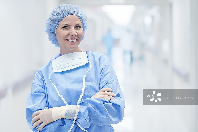 穿着手术服微笑的女外科医生图片素材