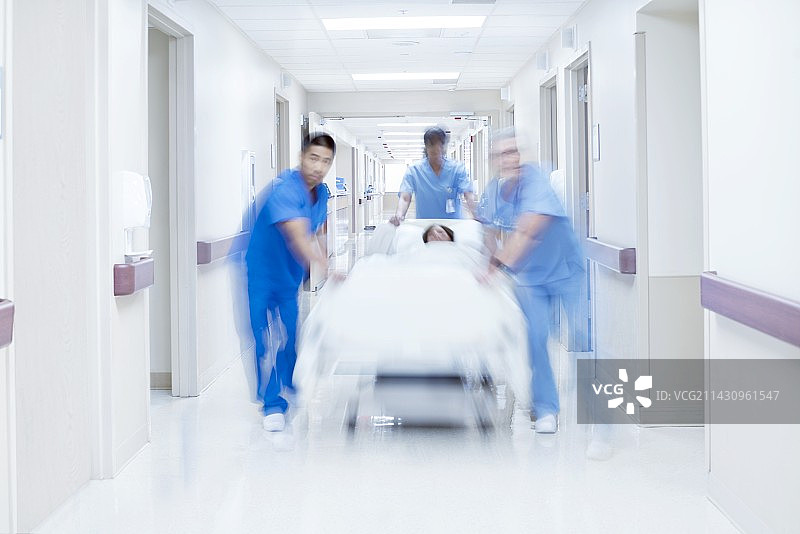 医疗团队推动病床上的病人图片素材