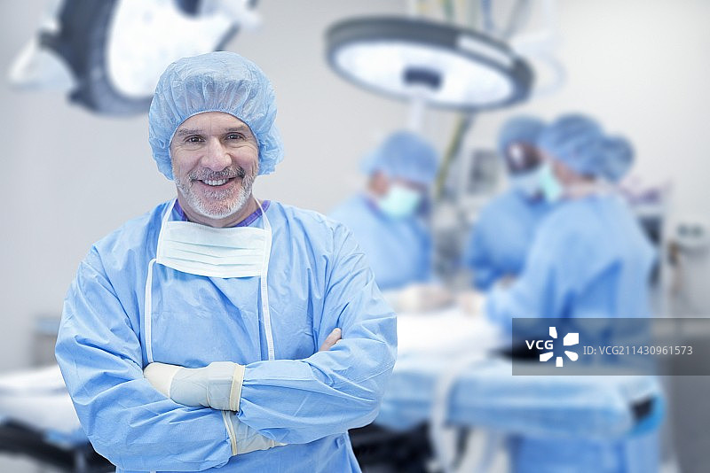 男外科医生对着镜头微笑图片素材