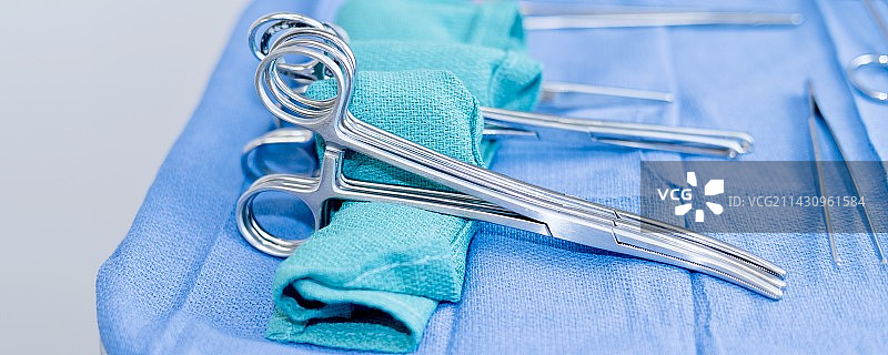 托盘上的手术设备图片素材