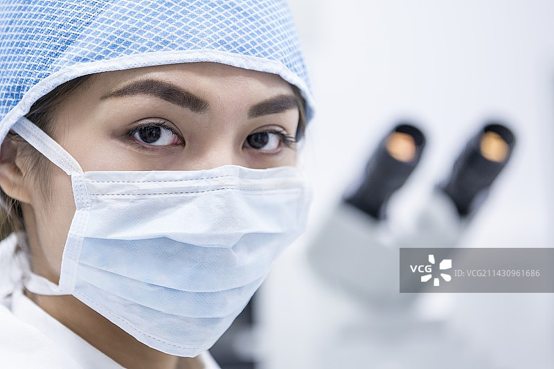 戴防护口罩的医生图片素材