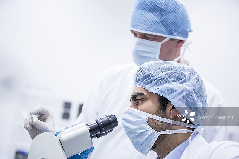 科学家使用显微镜图片素材