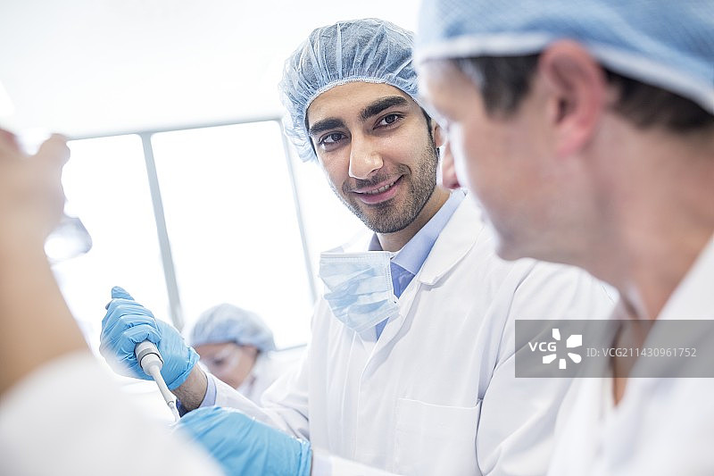 在实验室工作的科学家图片素材