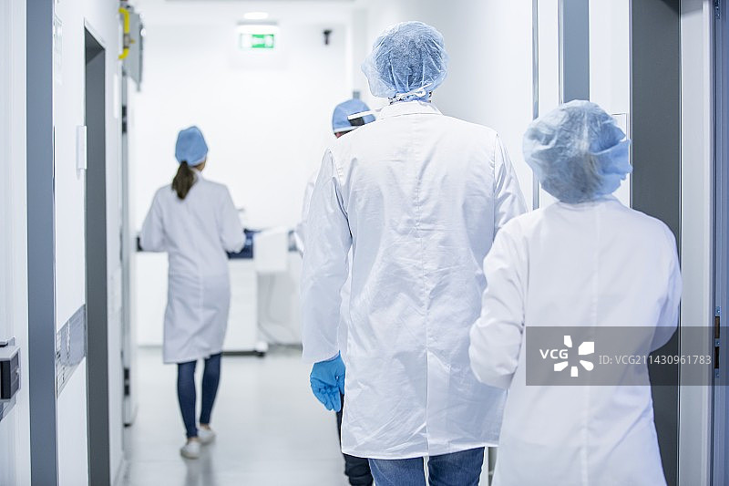 外科医生走下医院走廊图片素材