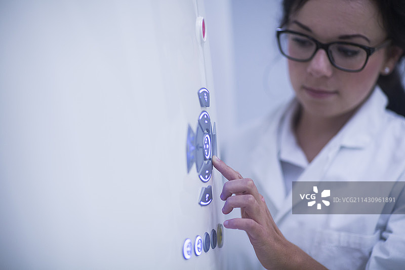 放射科医生操作CT扫描仪图片素材