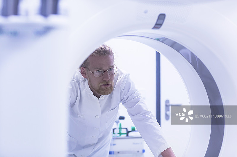 放射科医生与核磁共振成像机器图片素材