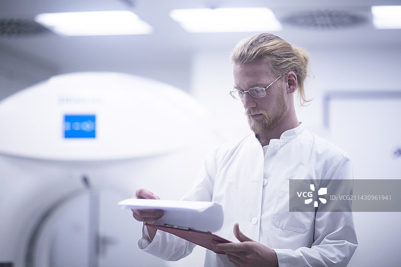 放射科医生查看病例记录图片素材