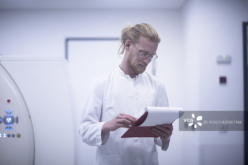 放射科医生查看病例记录图片素材