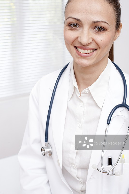 穿着制服微笑的医生图片素材