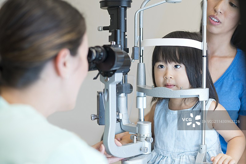 正在进行视力检查的女孩图片素材