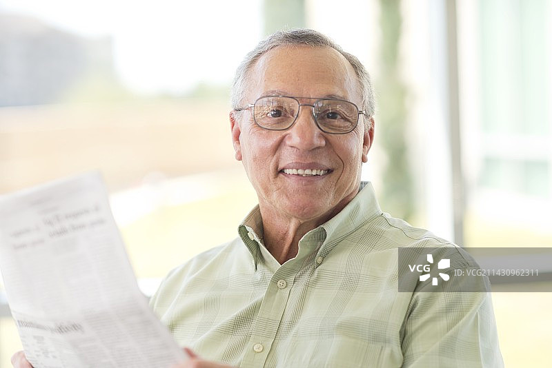 年长的男人读报纸图片素材