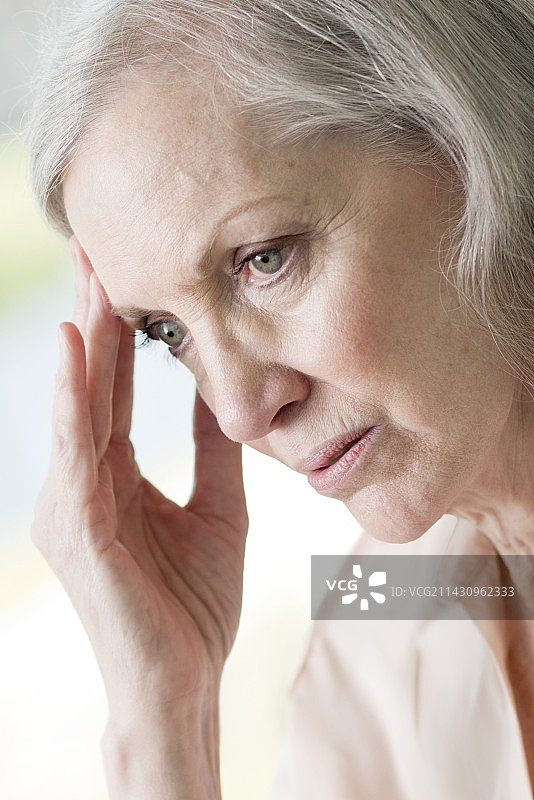 老年女性摸脸图片素材