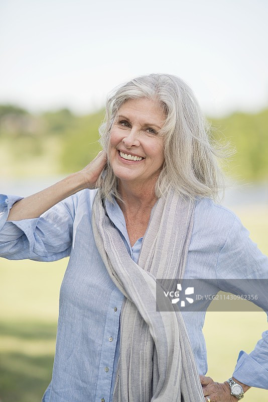 户外老年妇女图片素材