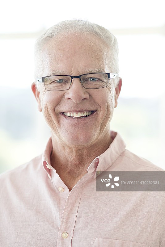 戴眼镜的年长男人图片素材