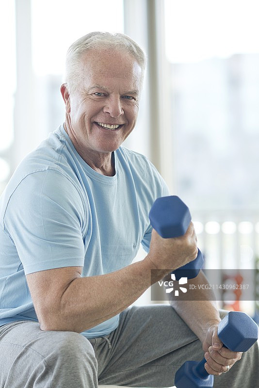 年长的男人举重图片素材