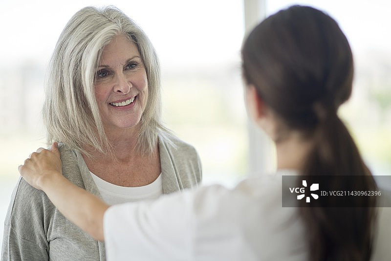 与护理人员交谈的年长女性图片素材