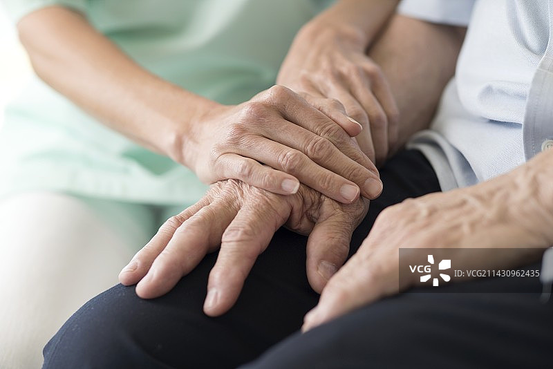 护理人员握着老年男人的手图片素材