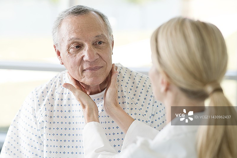 女医生触摸老年男人的脖子图片素材