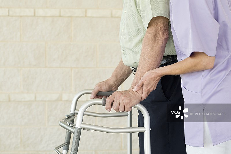 老年人使用助行器图片素材