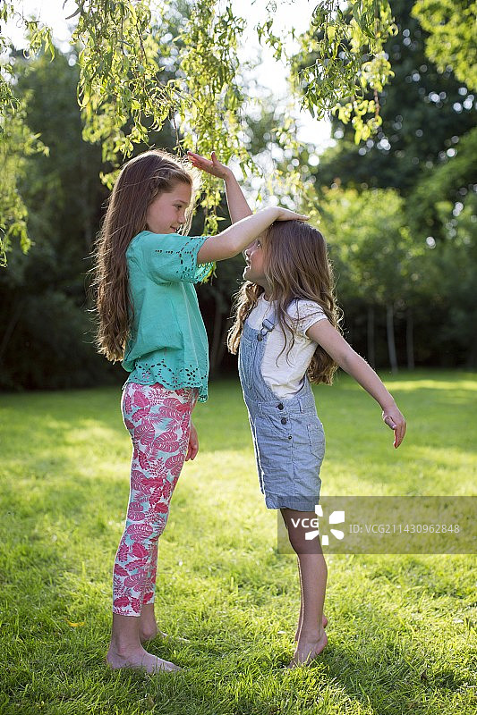 姐妹俩量身高图片素材