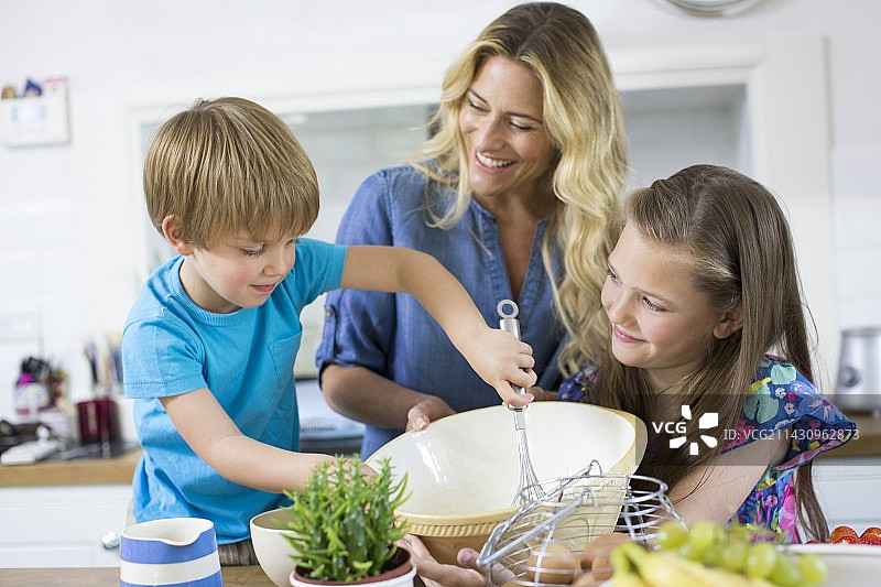 母亲和孩子们在厨房图片素材