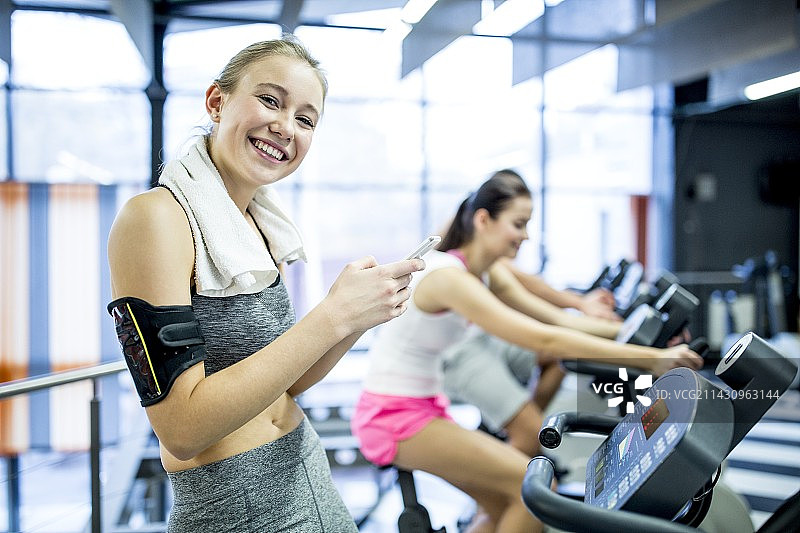 女人在健身房使用手机图片素材