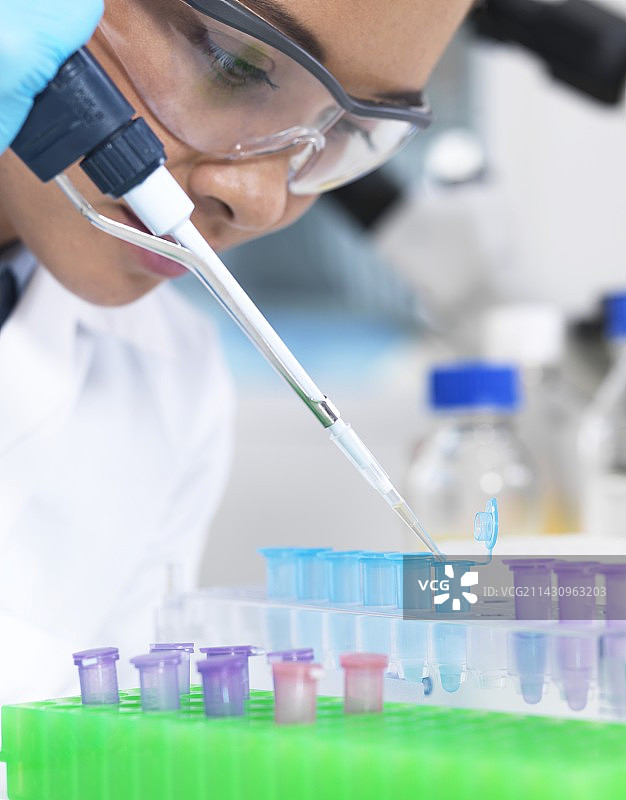 研究人员用移液管吸取液体图片素材