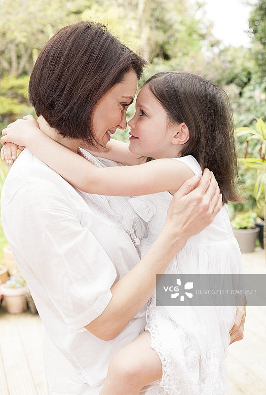 母女拥抱图片素材