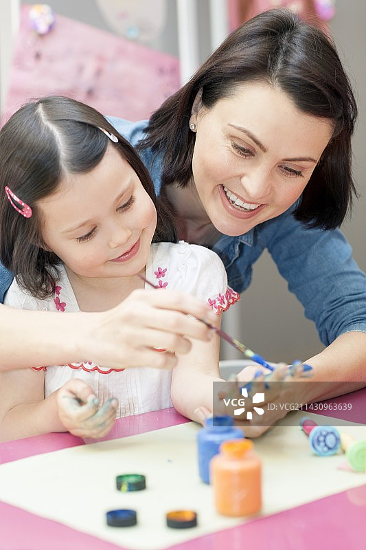 绘画的年轻女孩图片素材