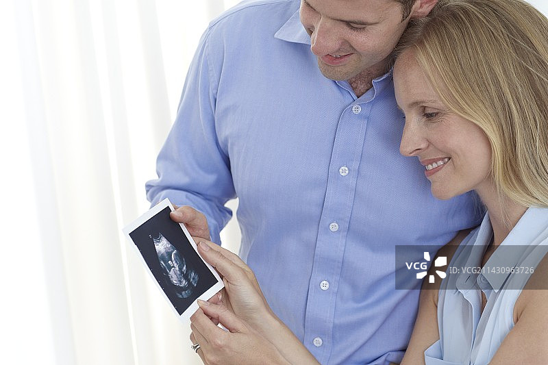 情侣看婴儿扫描图图片素材