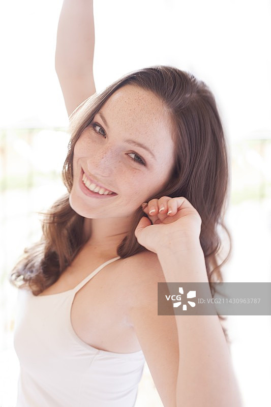 年轻女子伸展身体图片素材