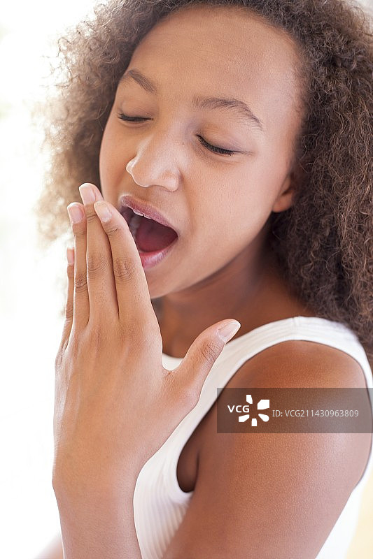 打呵欠的少女图片素材