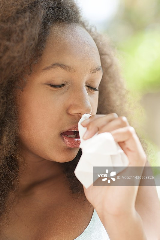 打喷嚏的少女图片素材