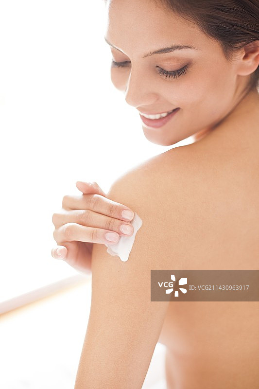 女人涂抹润肤露图片素材
