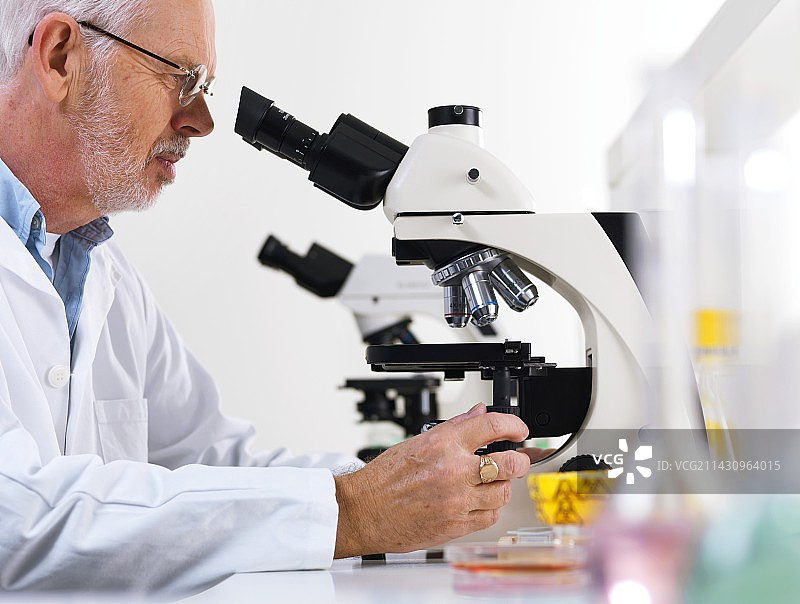 科学家使用光学显微镜图片素材
