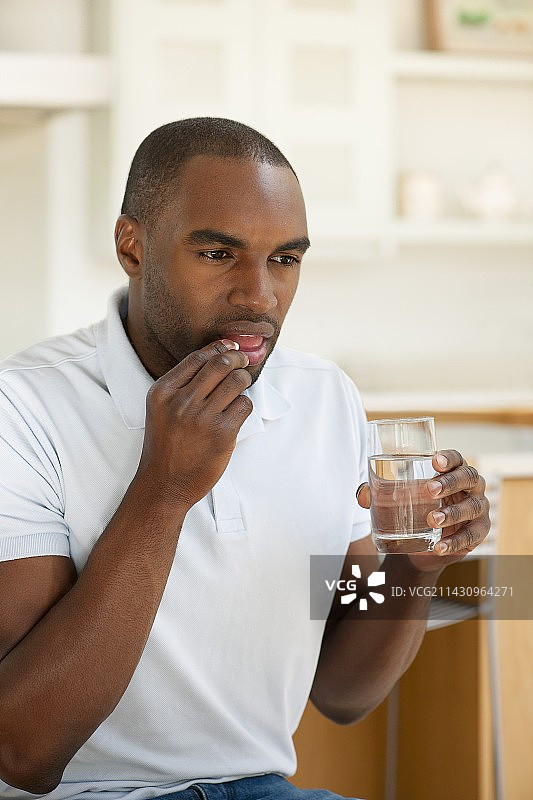 男人吃药图片素材