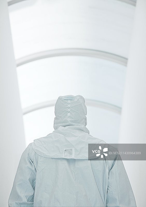 身穿隔离服的科研人员图片素材