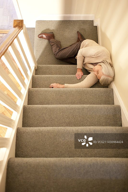 老年妇女摔倒受伤图片素材