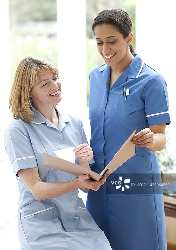 护士查阅笔记图片素材