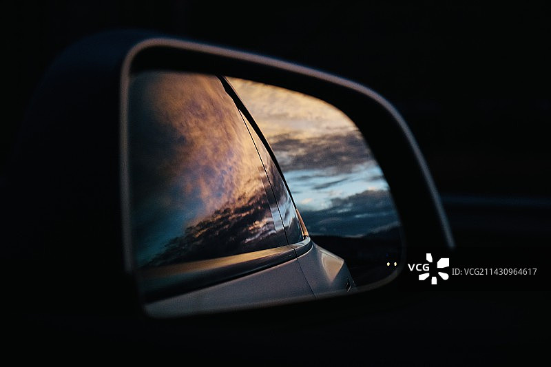 汽车后视镜特写图片素材