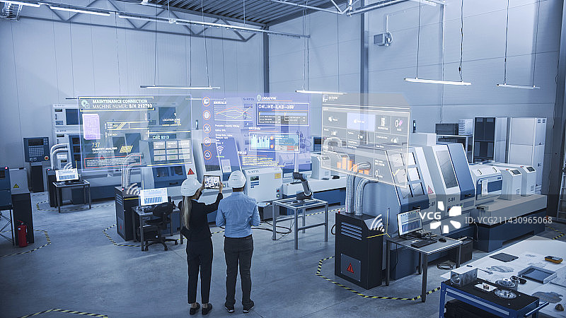 使用增强现实软件平板电脑的两位工程师图片素材